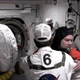 Foto: James Kelly, piloto del transbordador Discovery, abraza a un miembro de la tripulación en tierra de la NASA (AP Images).